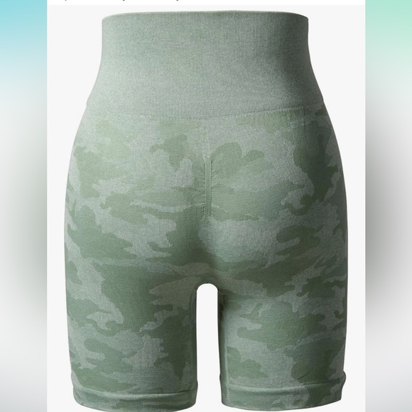 Seamless Green Camo Bike Shorts - Picture 5 of 11